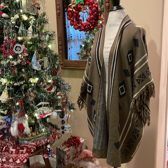 Very J women’s Small Boho Poncho Cover-Up, Southwestern Vibe, Tribal pattern - Picture 4 of 16